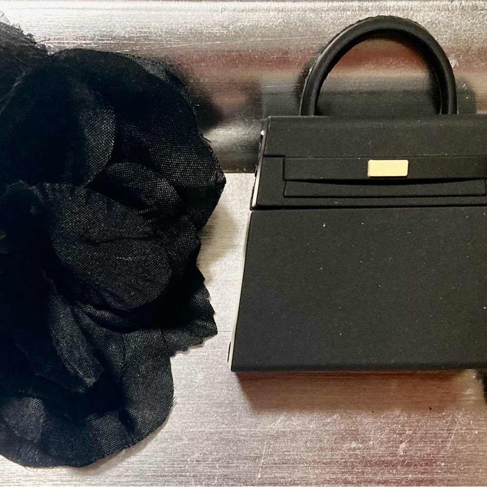 Elegant Black Handbag with Gold Accent keychain